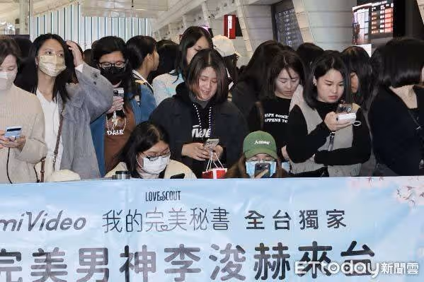 「最帥秘書」李浚赫來了! 桃園機場500人暴動「還有人帶狗來」