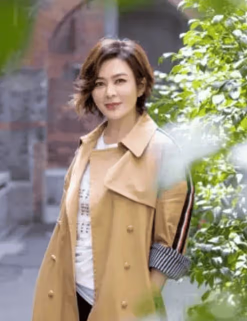 62歲關之琳依然光彩照人,穿風衣+白T恤,美回20歲的自己!