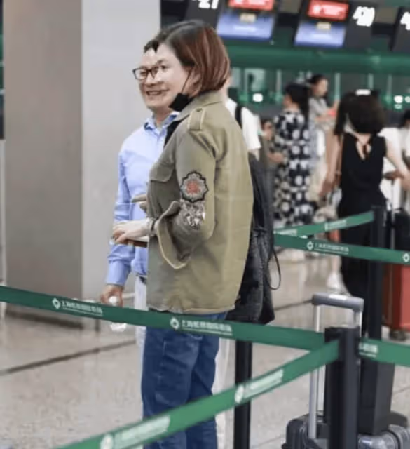 62歲關之琳依然光彩照人,穿風衣+白T恤,美回20歲的自己!