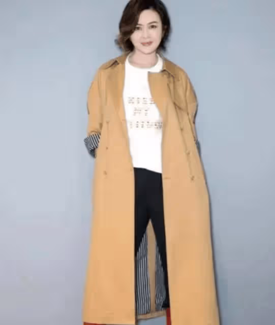 62歲關之琳依然光彩照人，穿風衣+白T恤，美回20歲的自己！