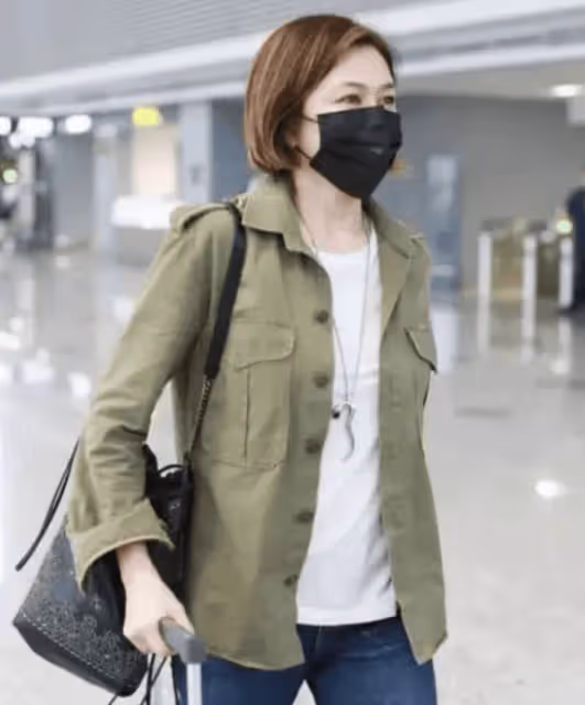 62歲關之琳依然光彩照人，穿風衣+白T恤，美回20歲的自己！