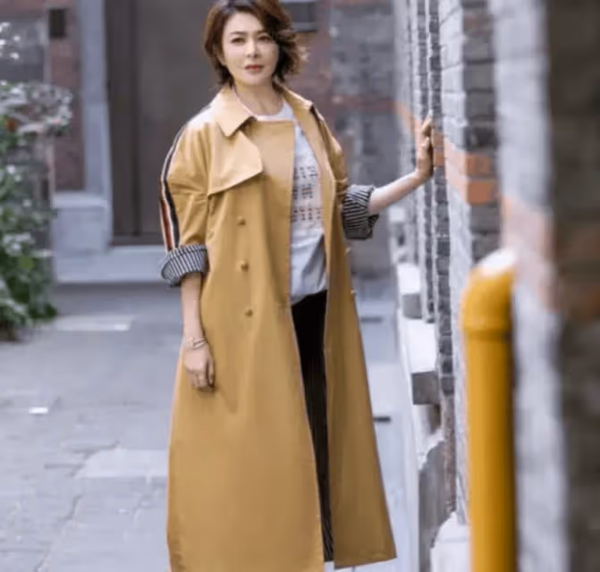 62歲關之琳依然光彩照人，穿風衣+白T恤，美回20歲的自己！