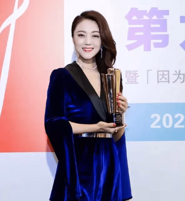 被玖月奇蹟王小瑋驚艷了!真空穿連體褲凸顯傲人身材,氣質太頂了