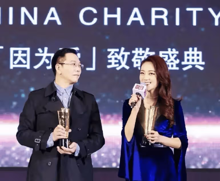 被玖月奇蹟王小瑋驚艷了!真空穿連體褲凸顯傲人身材,氣質太頂了