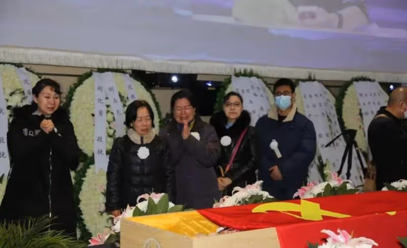 前央視主持虹雲告別儀式現場!身披黨旗很安詳,董浩難過地哭了