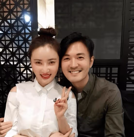 于小偉:與高圓圓分手後,12年不談戀愛沒有緋聞,47歲娶旺夫妻子後爆紅
