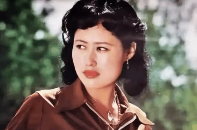 75歲斯琴高娃復出?被除名國家一級演員,兒子入獄、老公離世,她的人生太坎坷