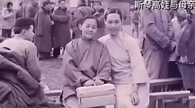 75歲斯琴高娃復出?被除名國家一級演員,兒子入獄、老公離世,她的人生太坎坷