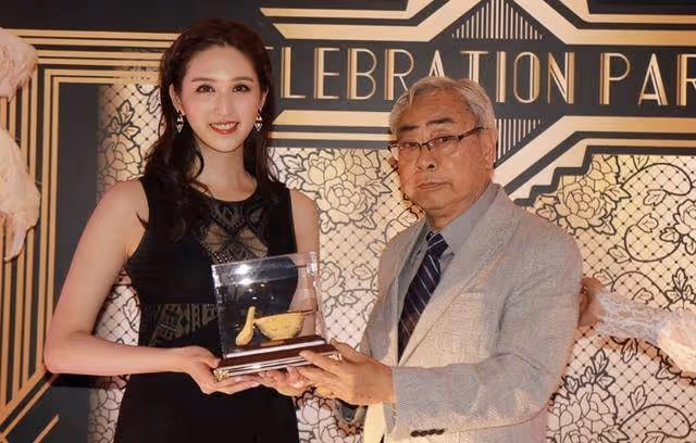 香港知名女星在希臘結婚,嫁慈善機構董事老公,如願進豪門做闊太