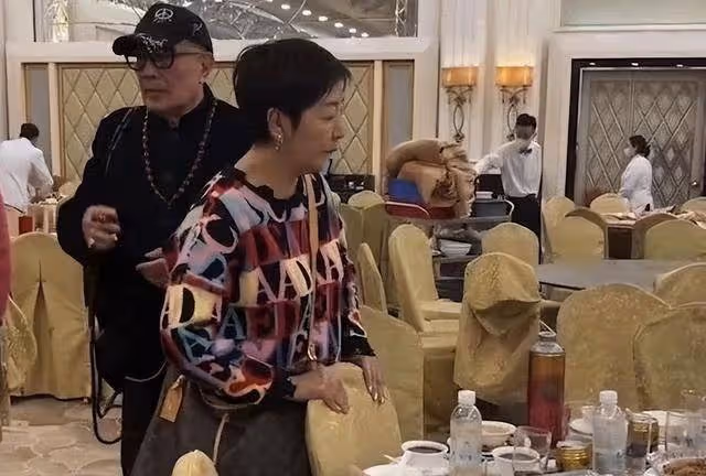 知名港星聚餐後打包剩酒!被指晚年淒涼,愛上有婦之夫至今單身