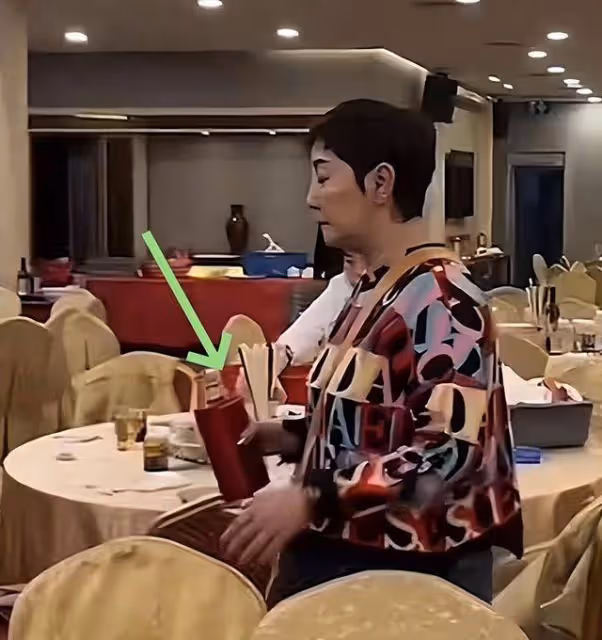 知名港星聚餐後打包剩酒!被指晚年淒涼,愛上有婦之夫至今單身