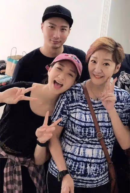 知名港星聚餐後打包剩酒!被指晚年淒涼,愛上有婦之夫至今單身