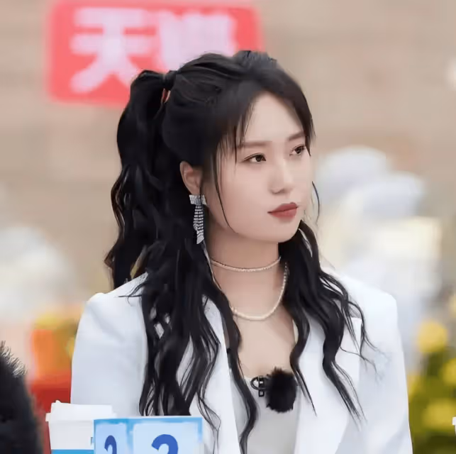 李雪琴瘦30斤後好漂亮,穿衛衣扎馬尾像鄰家小妹,差點認不出!