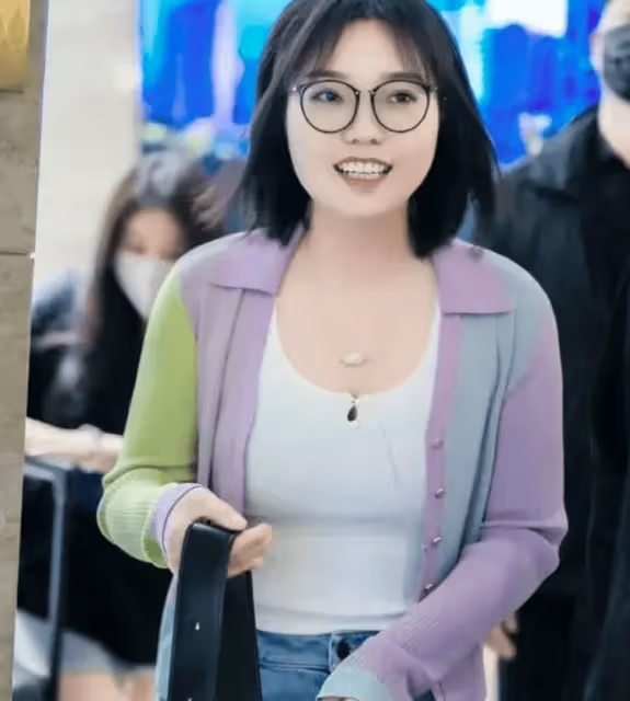 李雪琴瘦30斤後好漂亮,穿衛衣扎馬尾像鄰家小妹,差點認不出!