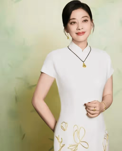 49歲梅婷胖回來更美了，穿印花裙去度假時髦又減齡，素顏出鏡狀態超好！