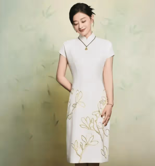 49歲梅婷胖回來更美了，穿印花裙去度假時髦又減齡，素顏出鏡狀態超好！
