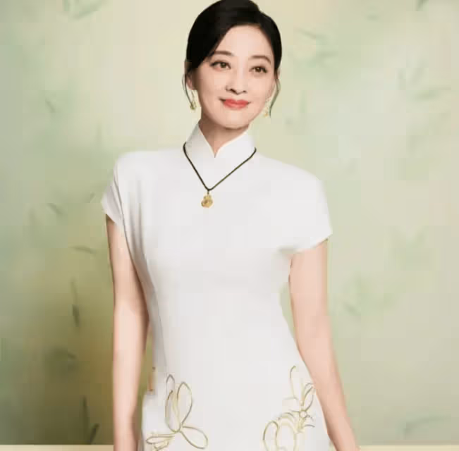 49歲梅婷胖回來更美了，穿印花裙去度假時髦又減齡，素顏出鏡狀態超好！