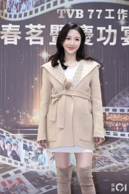 可惜！TVB力捧年輕小花挺大肚子現身活動！自爆已辭演《新聞女王2》！