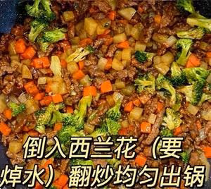 土豆燉牛肉之飯掃光，這樣做也太香了吧，還沒出鍋已是濃香四溢了