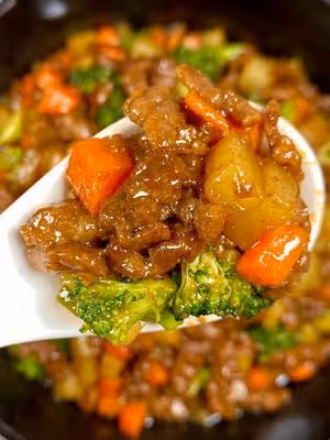 土豆燉牛肉之飯掃光，這樣做也太香了吧，還沒出鍋已是濃香四溢了
