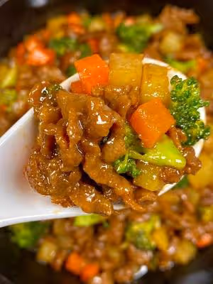 土豆燉牛肉之飯掃光，這樣做也太香了吧，還沒出鍋已是濃香四溢了