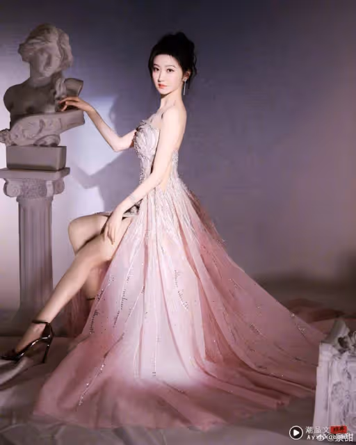 「天選古裝女神」時裝禮服超火辣　裙擺開衩露大腿根部！腰間肉也外泄