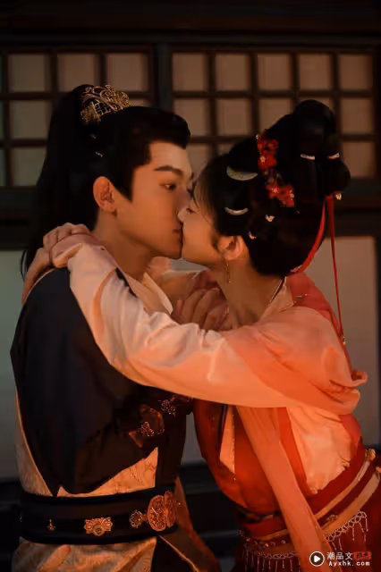 「天選古裝女神」時裝禮服超火辣　裙擺開衩露大腿根部！腰間肉也外泄