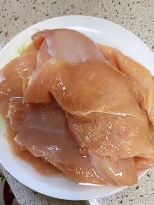 上餐桌就空盤的炸雞柳