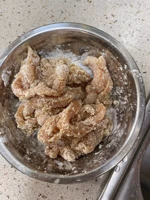 上餐桌就空盤的炸雞柳