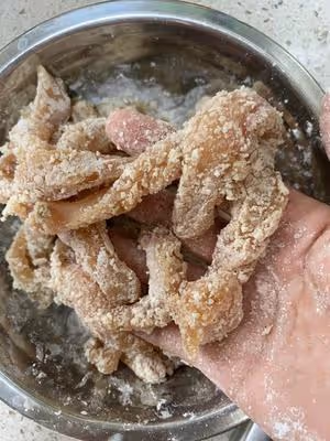 上餐桌就空盤的炸雞柳
