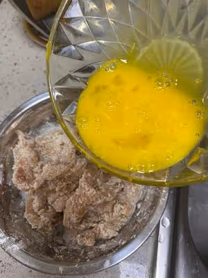 上餐桌就空盤的炸雞柳