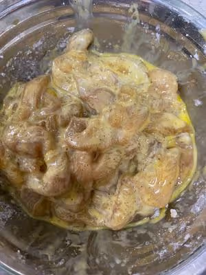 上餐桌就空盤的炸雞柳