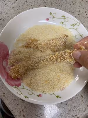 上餐桌就空盤的炸雞柳