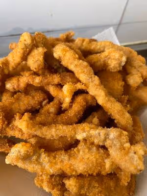 上餐桌就空盤的炸雞柳