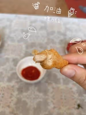 上餐桌就空盤的炸雞柳