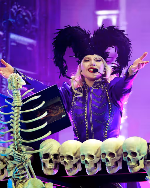 Lady Gaga 科切拉突遇耳麥故障!秒救場自嘲:我都唱現場