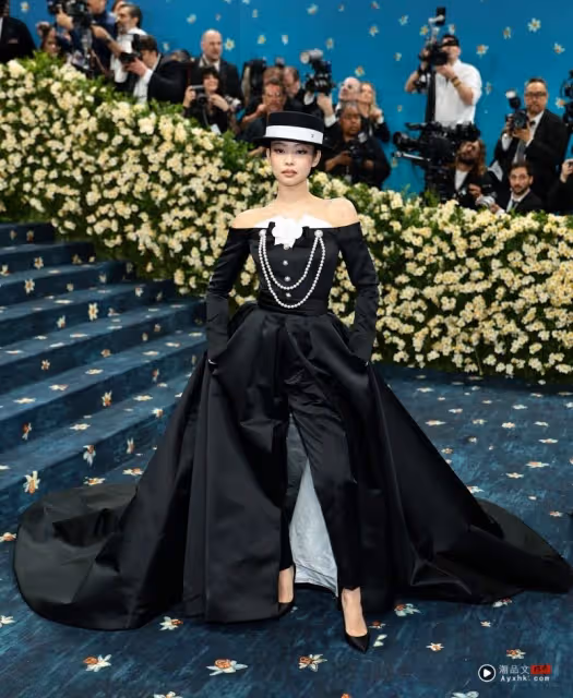 LISA首次亮相Met Gala!全身LV黑蕾絲 下半身僅穿條三角內內見人