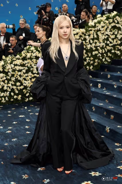 LISA首次亮相Met Gala!全身LV黑蕾絲 下半身僅穿條三角內內見人