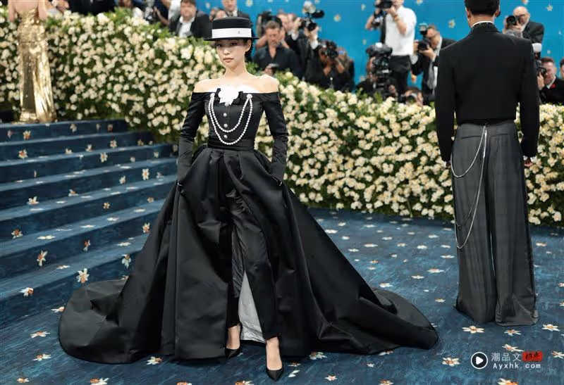 Met Gala／Jennie香肩女王美翻　Lisa「下身失蹤」黑絲襪翹臀全泄
