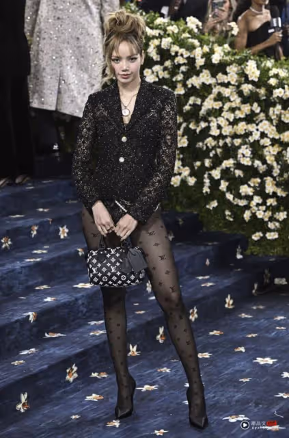 Met Gala／Jennie香肩女王美翻　Lisa「下身失蹤」黑絲襪翹臀全泄