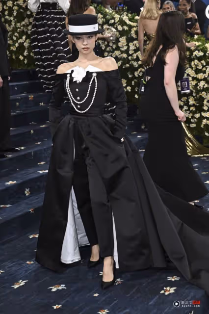 Met Gala／BLACKPINK鬧「明星三缺一」Rosé深V鏤空燕尾服又美又帥
