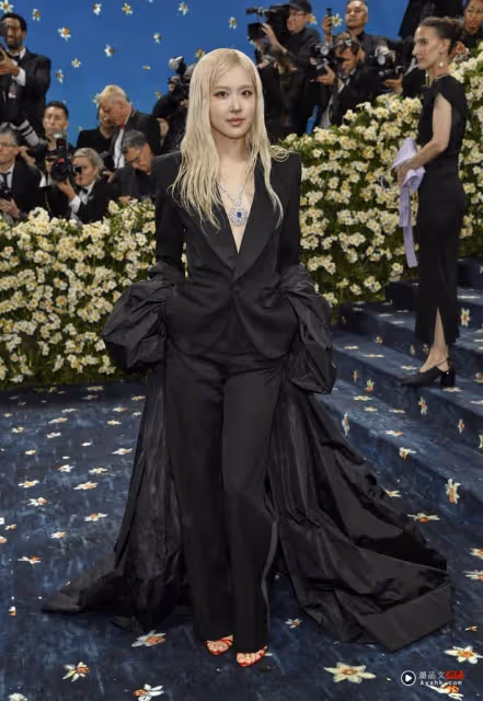 Met Gala／BLACKPINK鬧「明星三缺一」Rosé深V鏤空燕尾服又美又帥