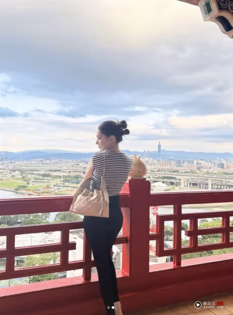 許瑋甯名牌包遮肚！背影照翹臀曲線畢露　緊身褲曬鉛筆腿美炸