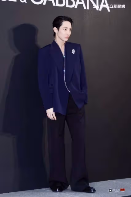 「江南太子」李洙赫首來台！「現身信義區遭包圍」三度鞠躬謝粉