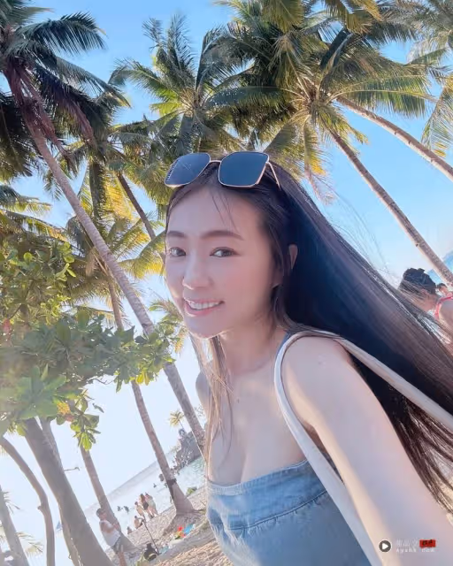 ㄚ頭峇里島解放比基尼！緊貼兩鮮肉甜笑　網急喊：老公快遮眼睛