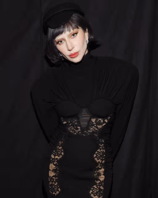 不愧是Lady Gaga！現身新加坡Foodcourt吃飯   腳上「狠天高鞋」超搶鏡