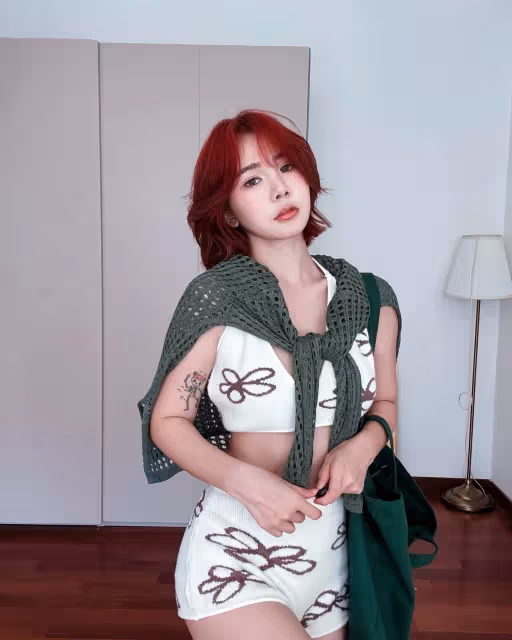 會玩!前AMOi-AMOi小閒和男友串通 自戴頭紗、婚戒在朋友面前完成求婚儀式
