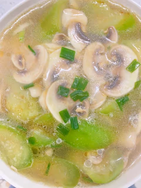 用一種調味料做絲瓜口蘑鮮湯