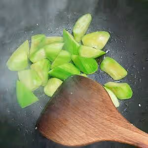 用一種調味料做絲瓜口蘑鮮湯