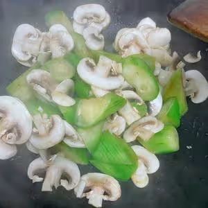 用一種調味料做絲瓜口蘑鮮湯